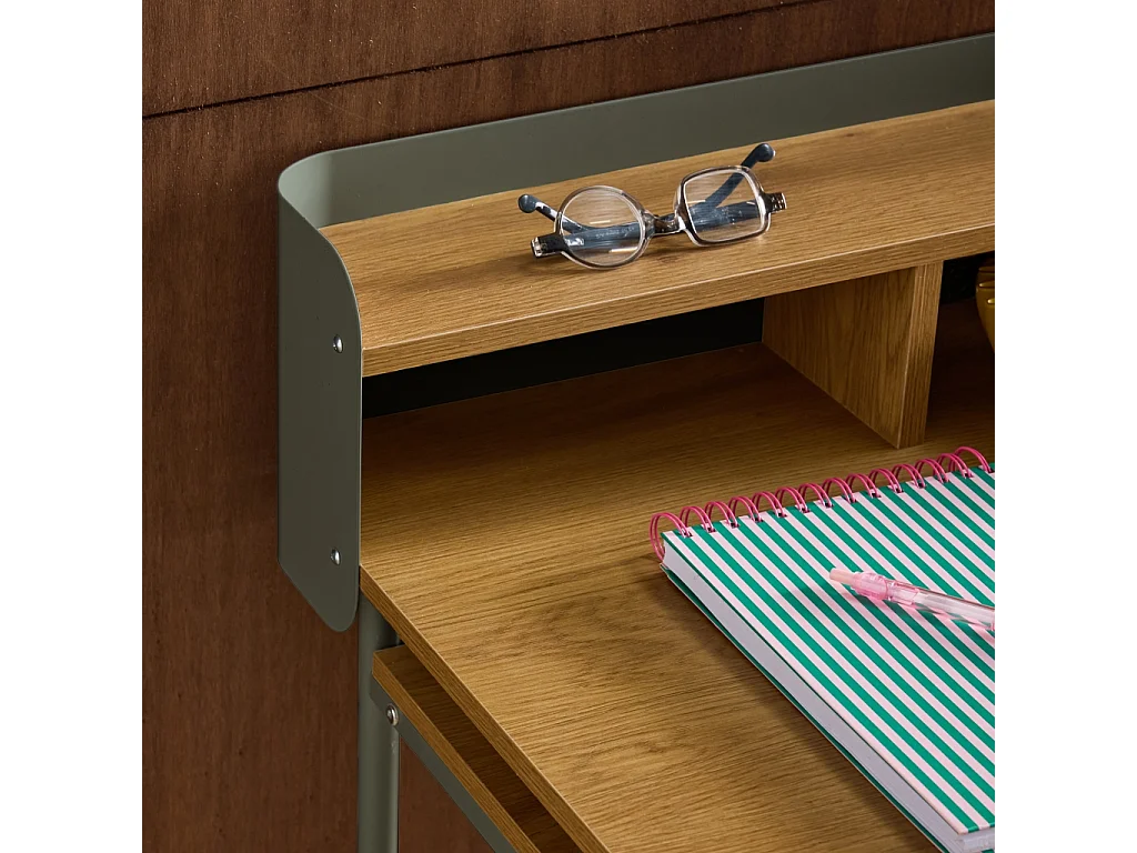 Escritorio de metal y decoración de madera con 3 nichos verde