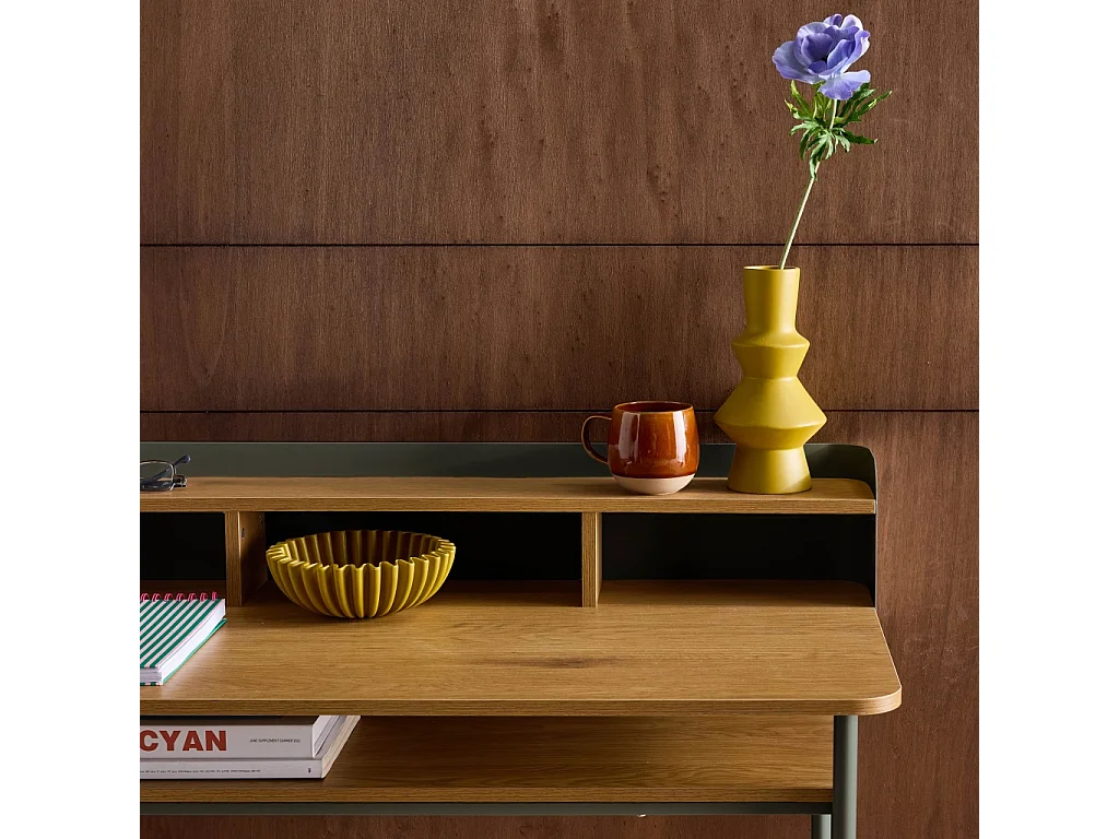 Escritorio de metal y decoración de madera con 3 nichos verde