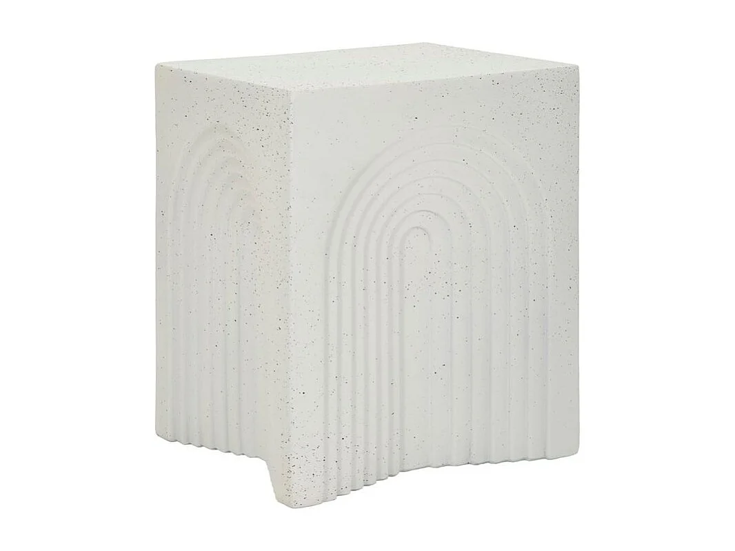 Modern vormgegeven bijzettafel met gebogen vorm, geschikt voor binnen- en buitengebruik.