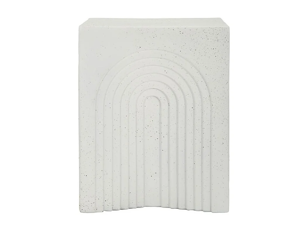 Modern vormgegeven bijzettafel met gebogen vorm, geschikt voor binnen- en buitengebruik.