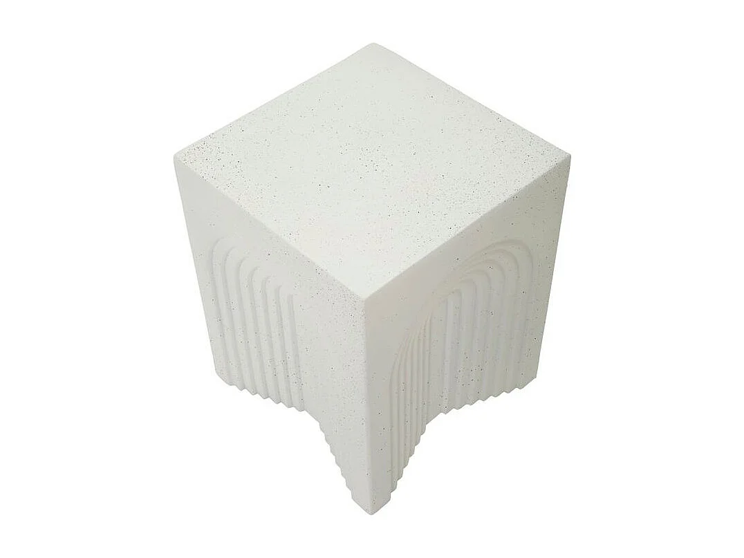 Modern vormgegeven bijzettafel met gebogen vorm, geschikt voor binnen- en buitengebruik.