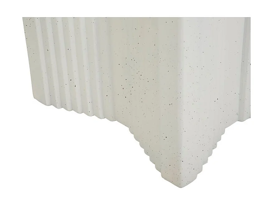 Modern vormgegeven bijzettafel met gebogen vorm, geschikt voor binnen- en buitengebruik.