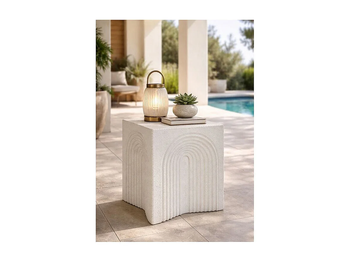 Modern vormgegeven bijzettafel met gebogen vorm, geschikt voor binnen- en buitengebruik.