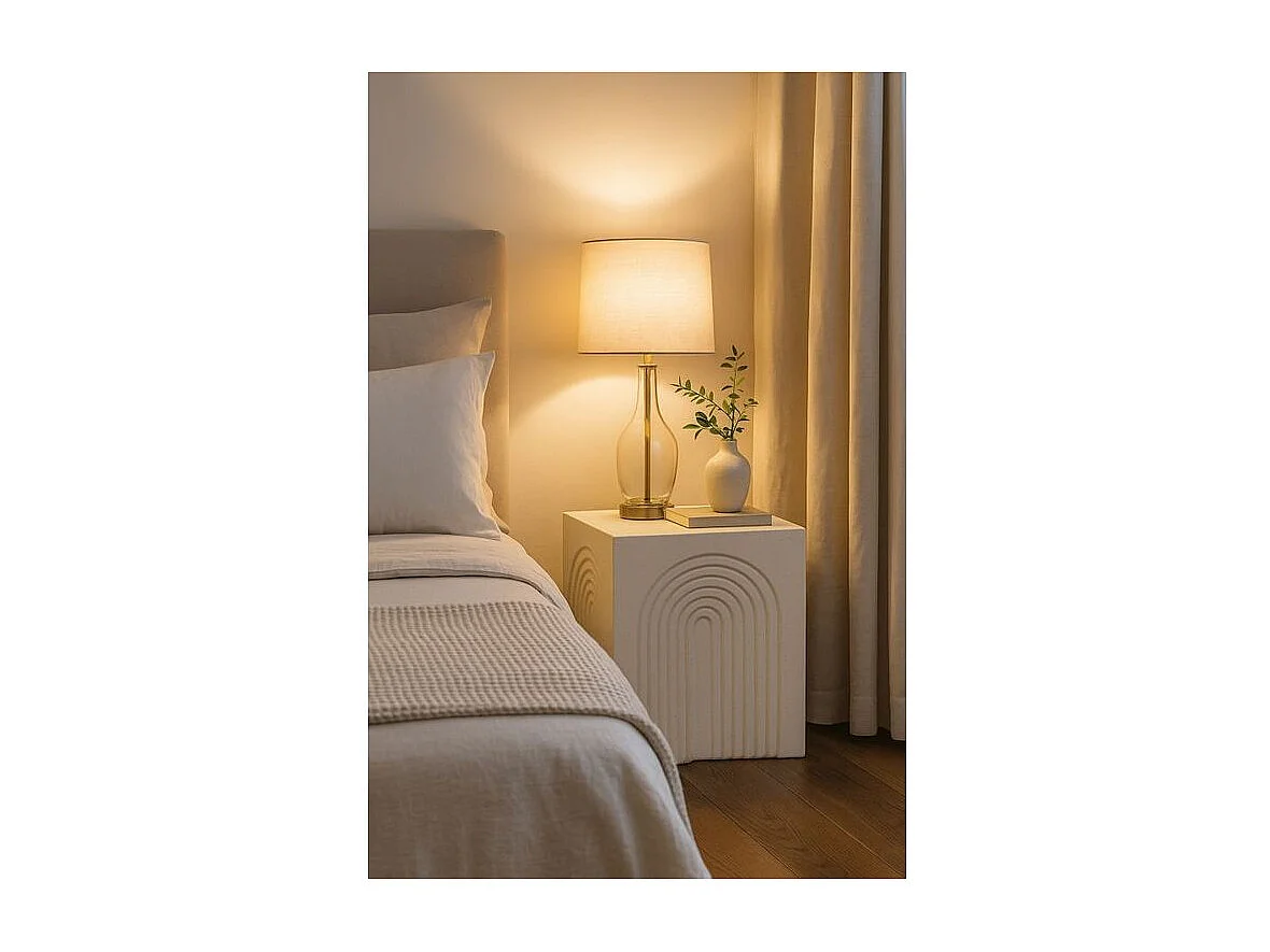 Modern vormgegeven bijzettafel met gebogen vorm, geschikt voor binnen- en buitengebruik.