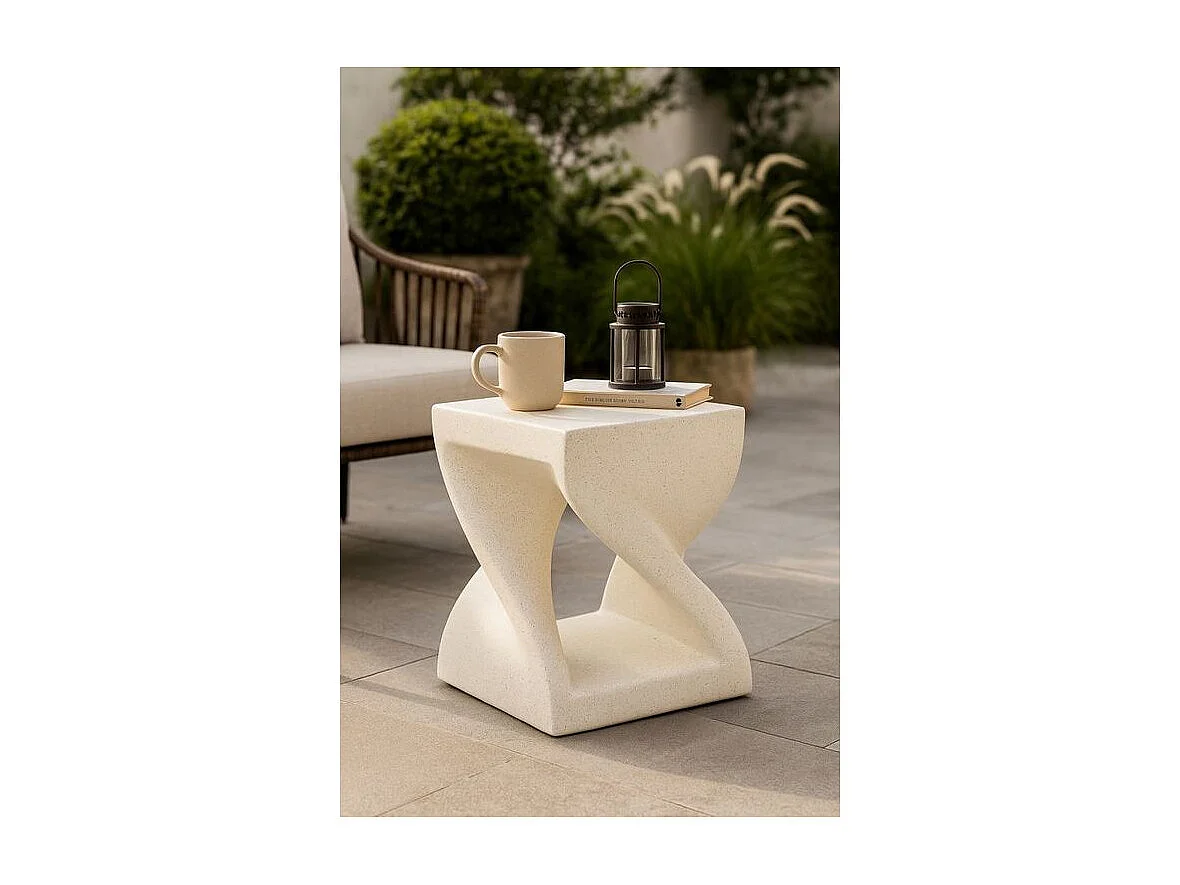 Z-vormige bijzettafel, modern compact ontwerp, geschikt voor binnen- en buitengebruik.