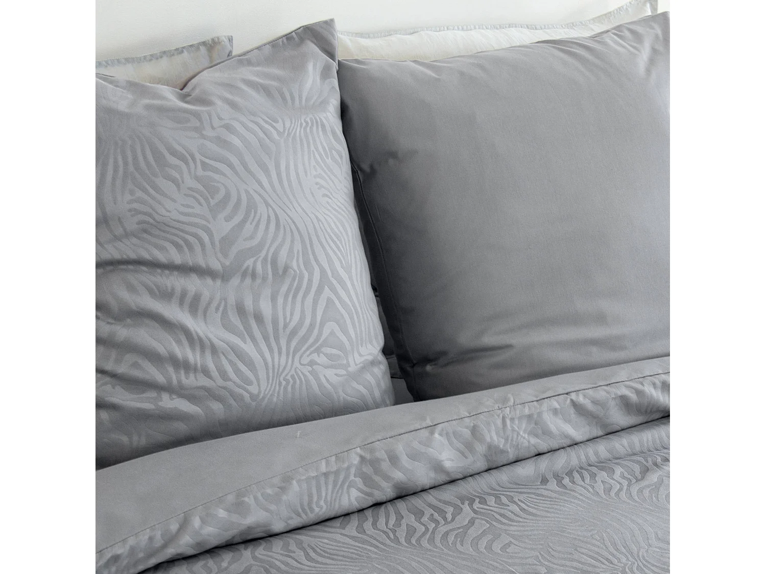 Parure de lit polyester réversible imprimé zèbre 2 places gris 240x220cm - Ondula