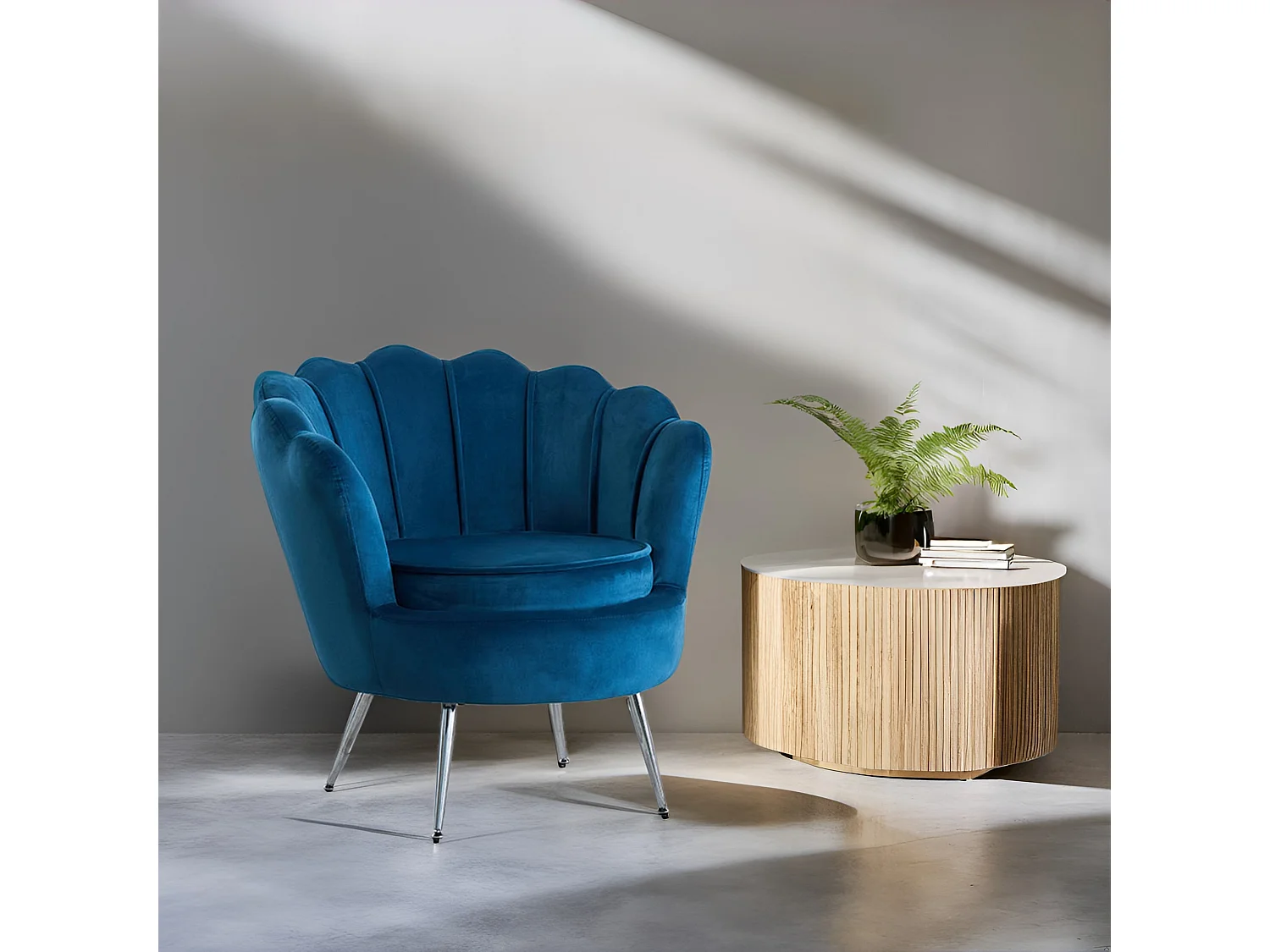 Fauteuil en velours d’intérieur en forme de coquillage,design raffiné, élégant,avec pieds en métal,idéal pour la chambre ou le salon–Perla–Bleu/Argent
