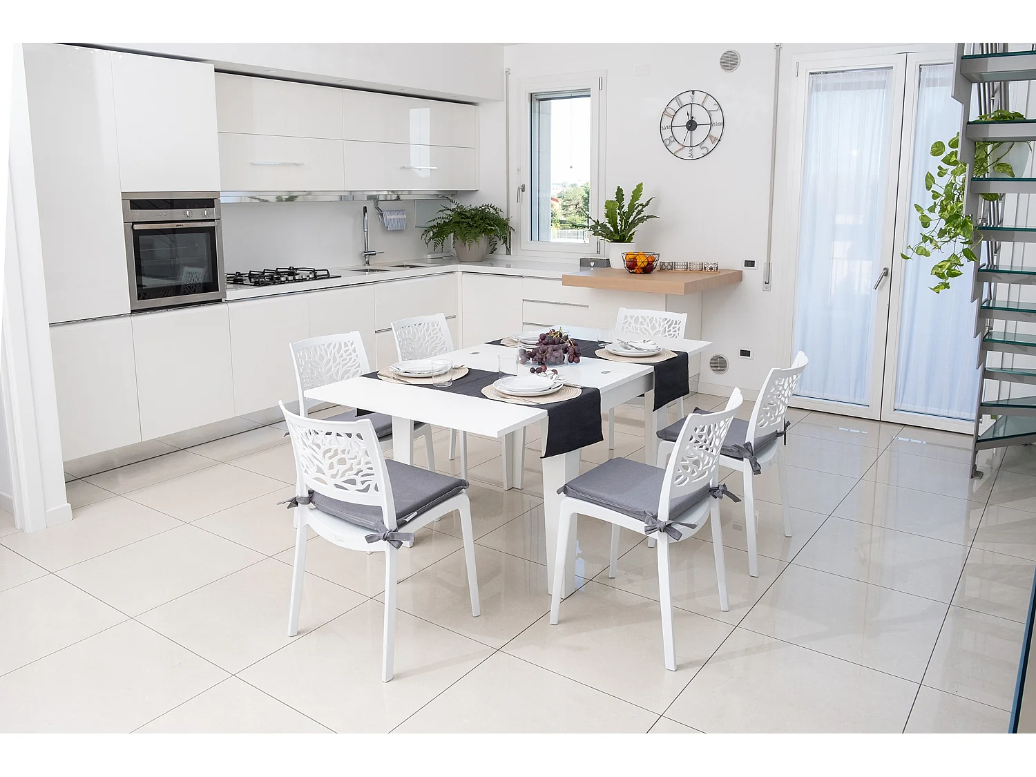 Lot de 4 chaises en polypropylène renforcé de fibre de verre empilables pour extérieur et jardin, bar, restaurant, cuisine design moderne - Flora - Blanc