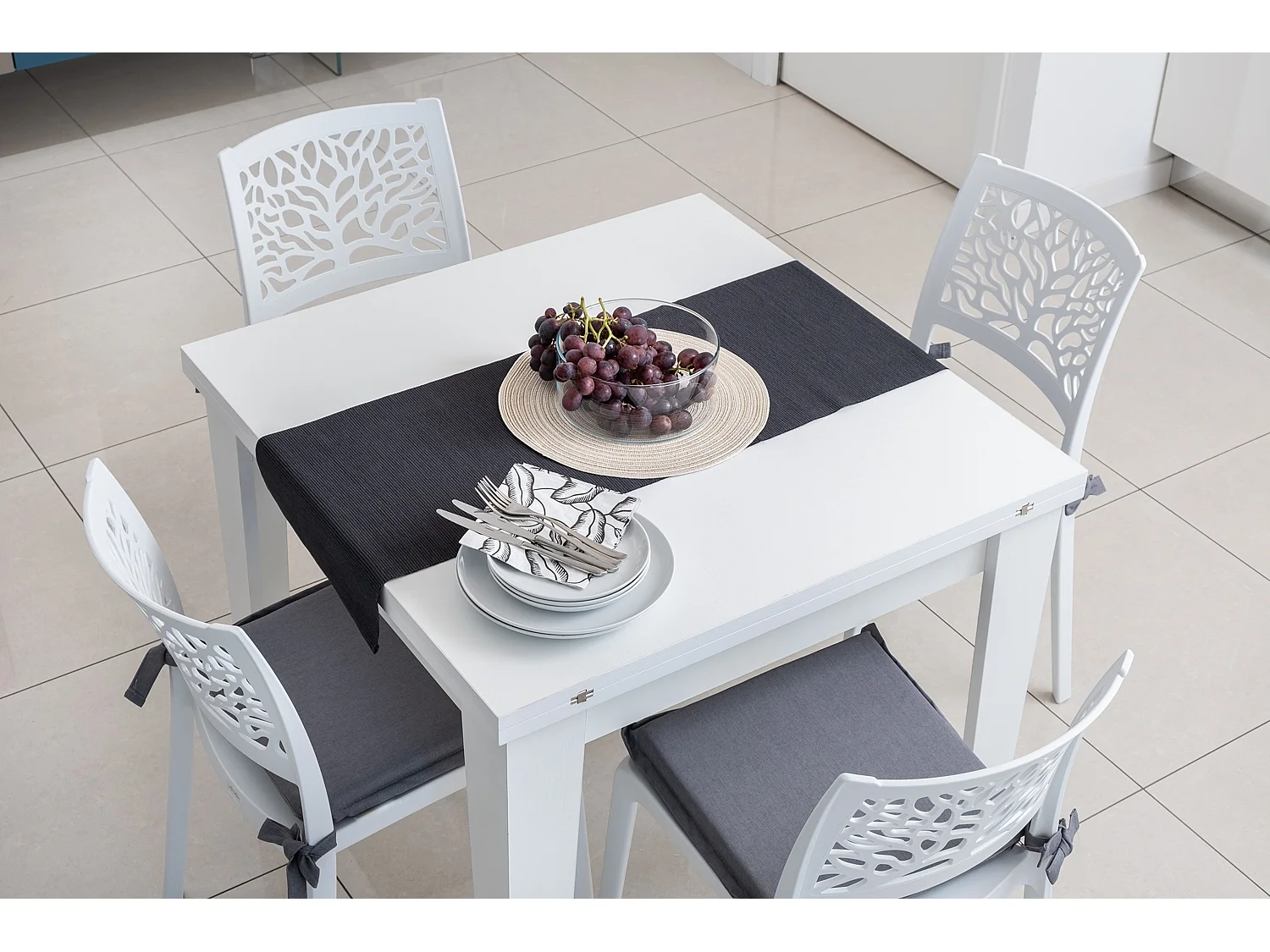 Lot de 4 chaises en polypropylène renforcé de fibre de verre empilables pour extérieur et jardin, bar, restaurant, cuisine design moderne - Flora - Blanc