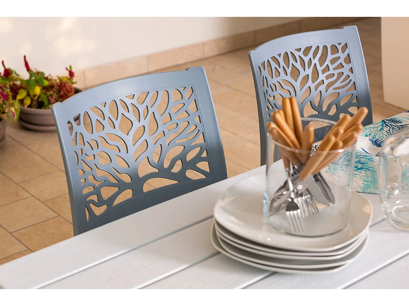 Lot de 4 chaises en polypropylène renforcé de fibre de verre empilables pour extérieur et jardin, bar, restaurant, cuisine design moderne - Flora - Cement