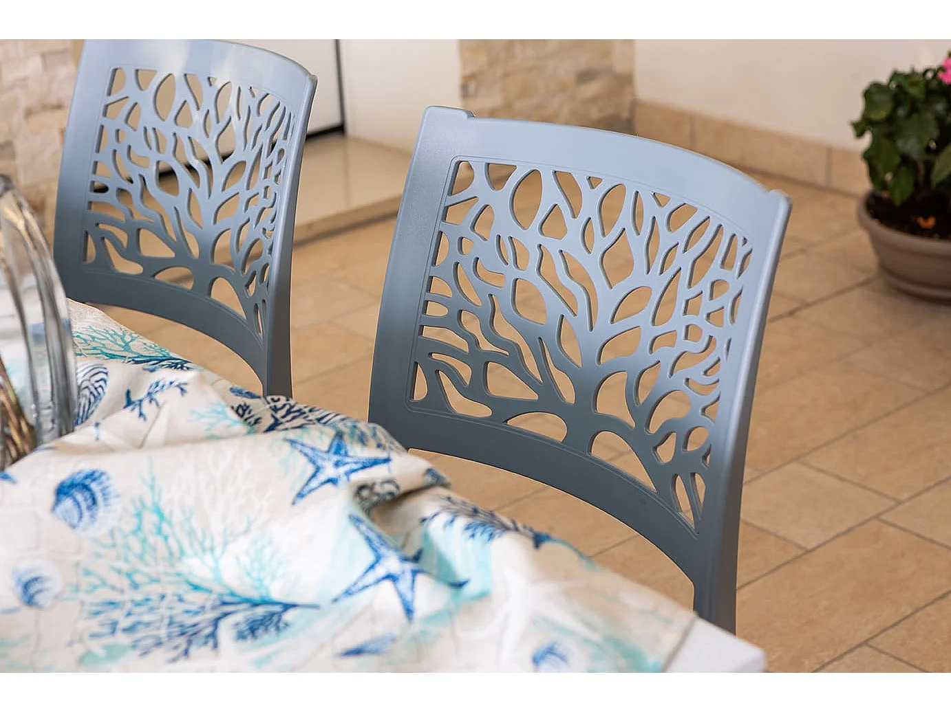 Lot de 4 chaises en polypropylène renforcé de fibre de verre empilables pour extérieur et jardin, bar, restaurant, cuisine design moderne - Flora - Cement