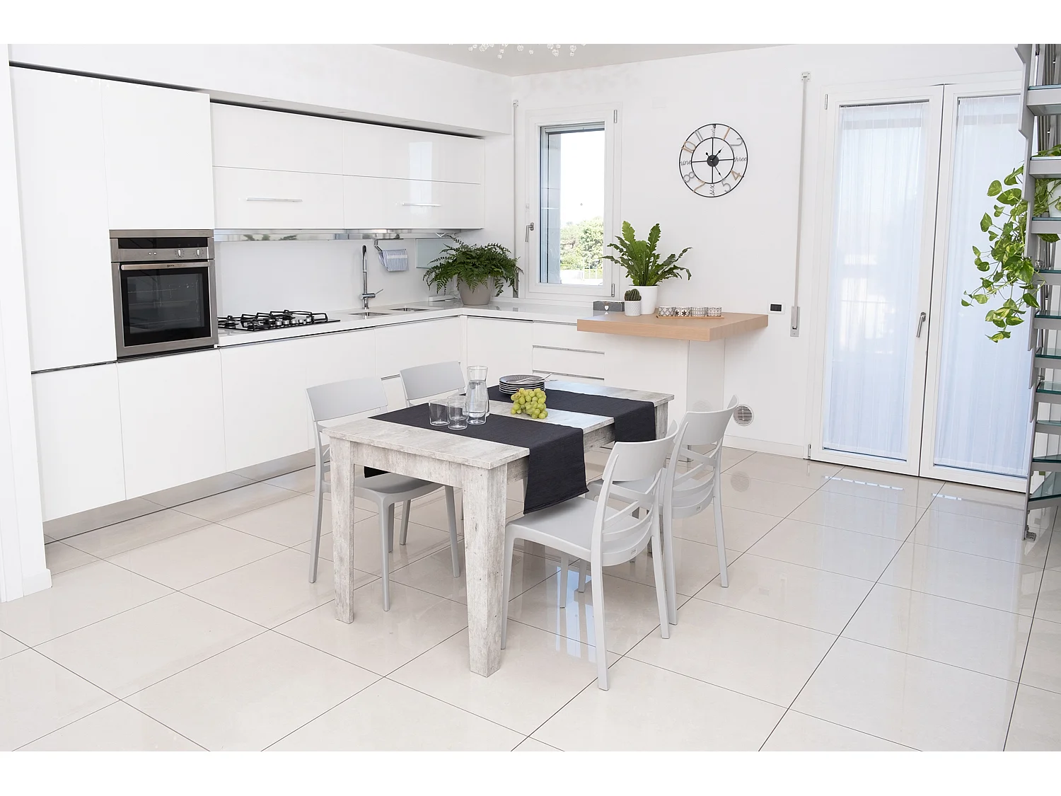 Lot de 4 chaises en polypropylène renforcé de fibre de verre empilables pour extérieur et jardin, bar, restaurant, cuisine design moderne - Martina - Gris clair