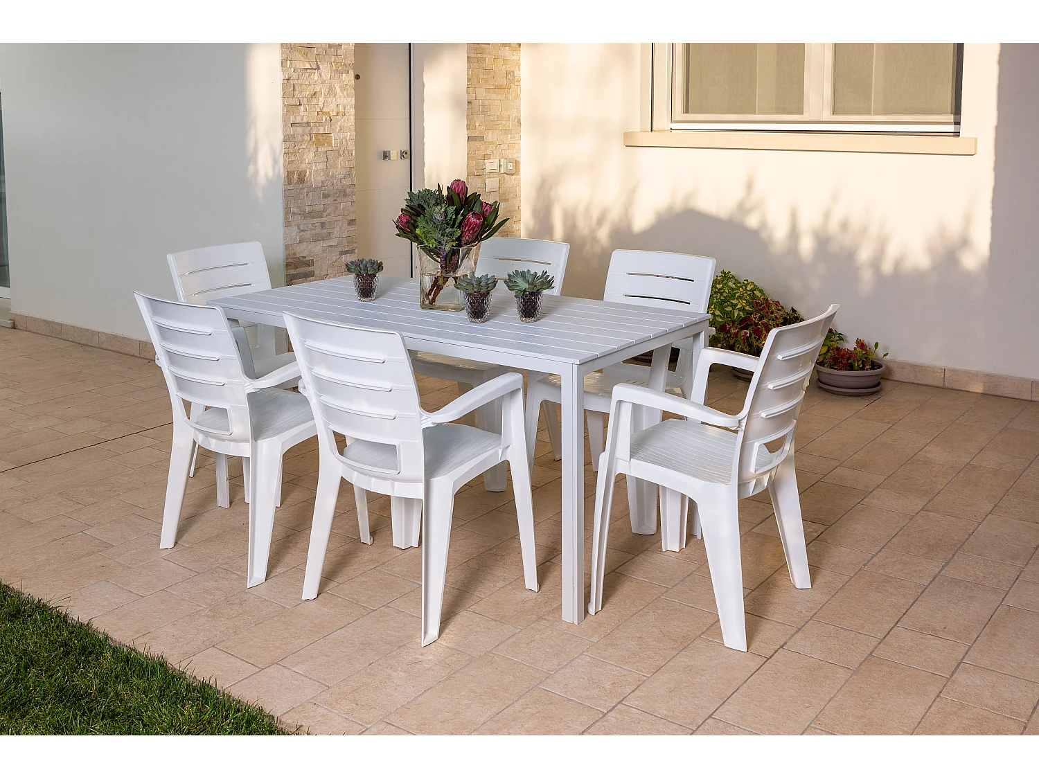 Ensemble table et 6 chaises de jardin, table rectangulaire avec structure en acier et chaises en résine avec accoudoirs, empilables–Thomas+Anita/Blanc