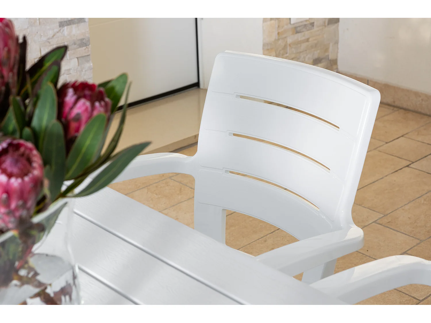 Ensemble table et 6 chaises de jardin, table rectangulaire avec structure en acier et chaises en résine avec accoudoirs, empilables–Thomas+Anita/Blanc