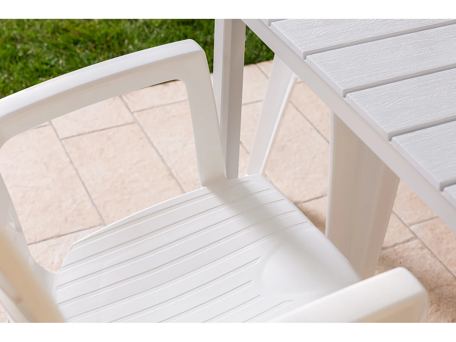 Ensemble table et 6 chaises de jardin, table rectangulaire avec structure en acier et chaises en résine avec accoudoirs, empilables–Thomas+Anita/Blanc