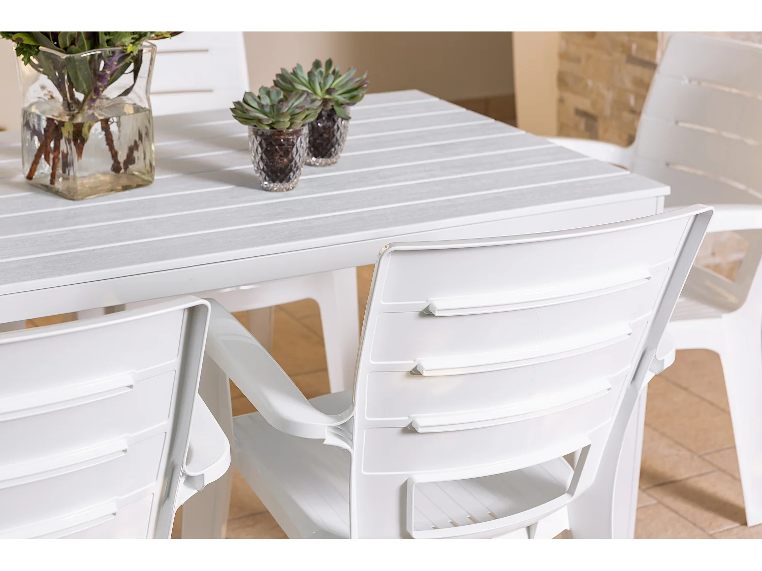 Ensemble table et 6 chaises de jardin, table rectangulaire avec structure en acier et chaises en résine avec accoudoirs, empilables–Thomas+Anita/Blanc