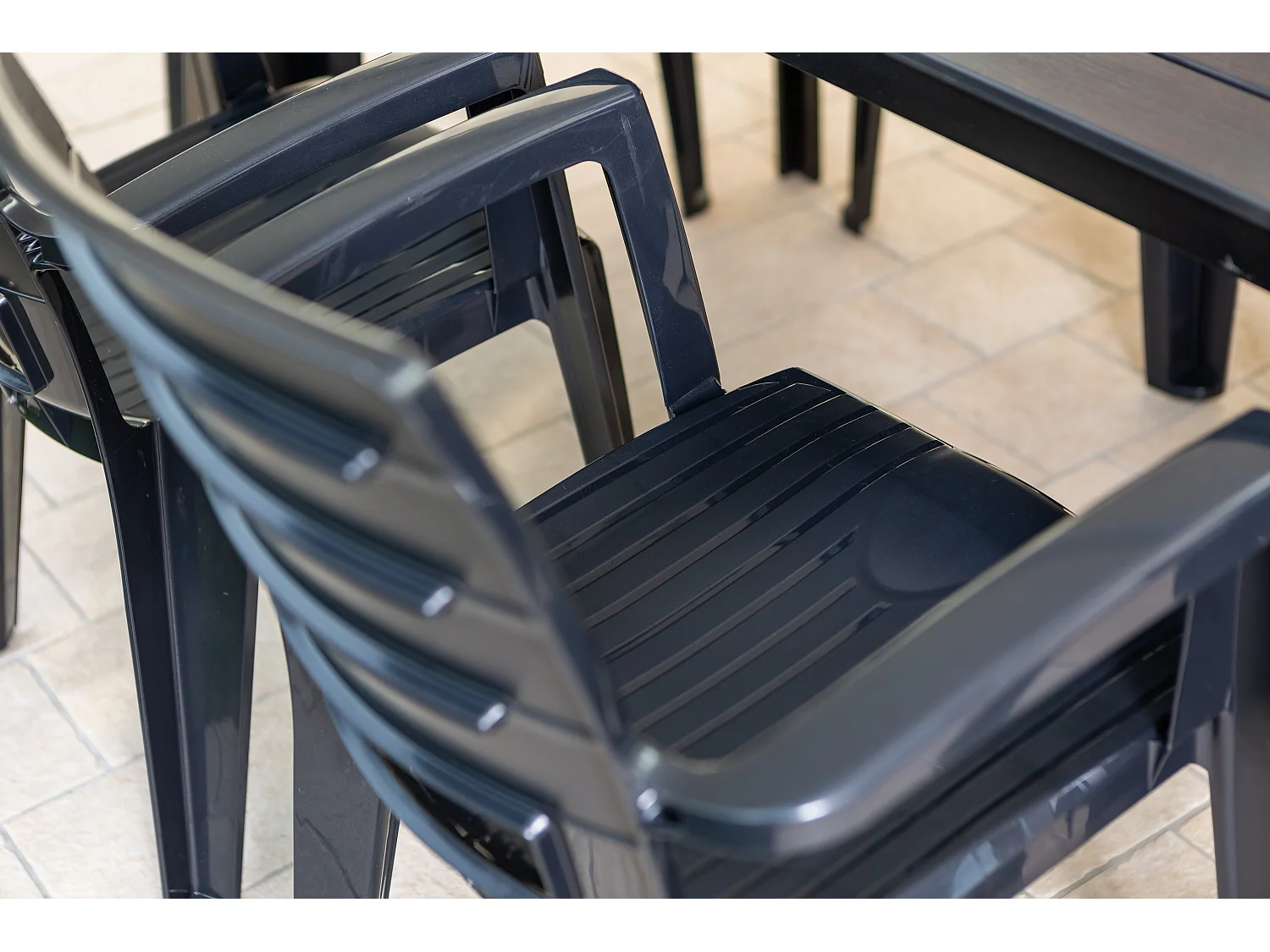 Ensemble table et 6 chaises de jardin, table rectangulaire avec structure en acier et chaises en résine avec accoudoirs, empilables –Thomas+Anita/Noir