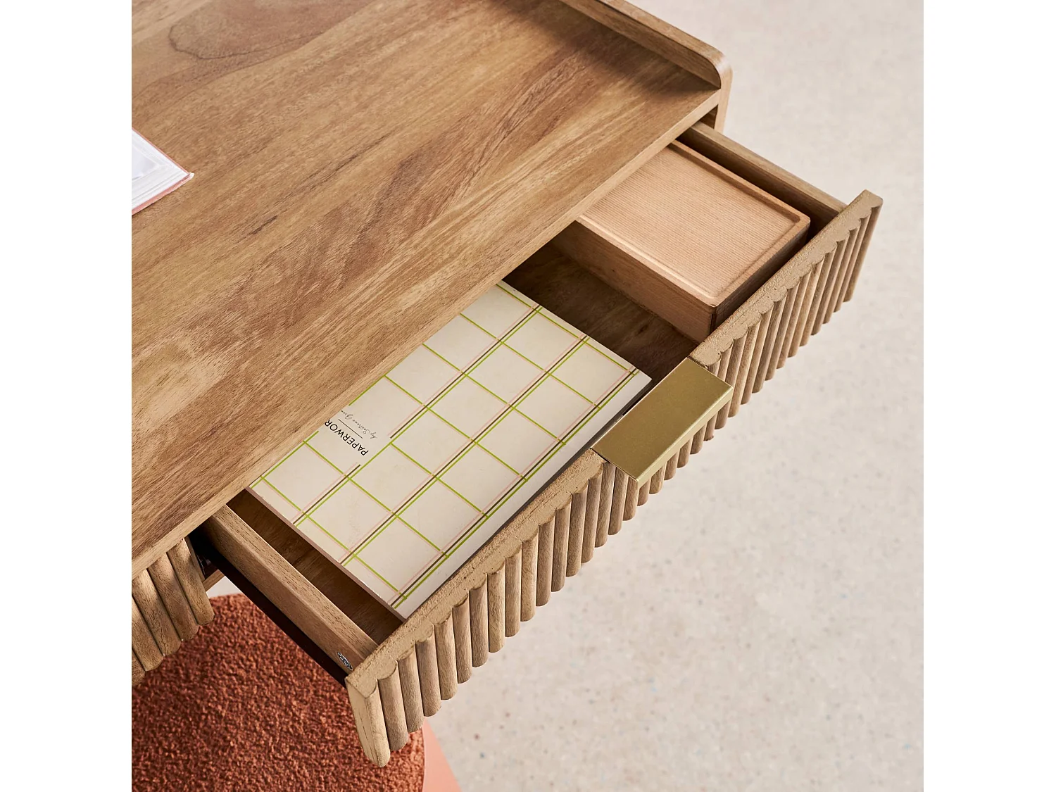 Bureau décor bois de manguier rainuré 2 tiroirs - 110 x 55 x 79.5 cm - Celian