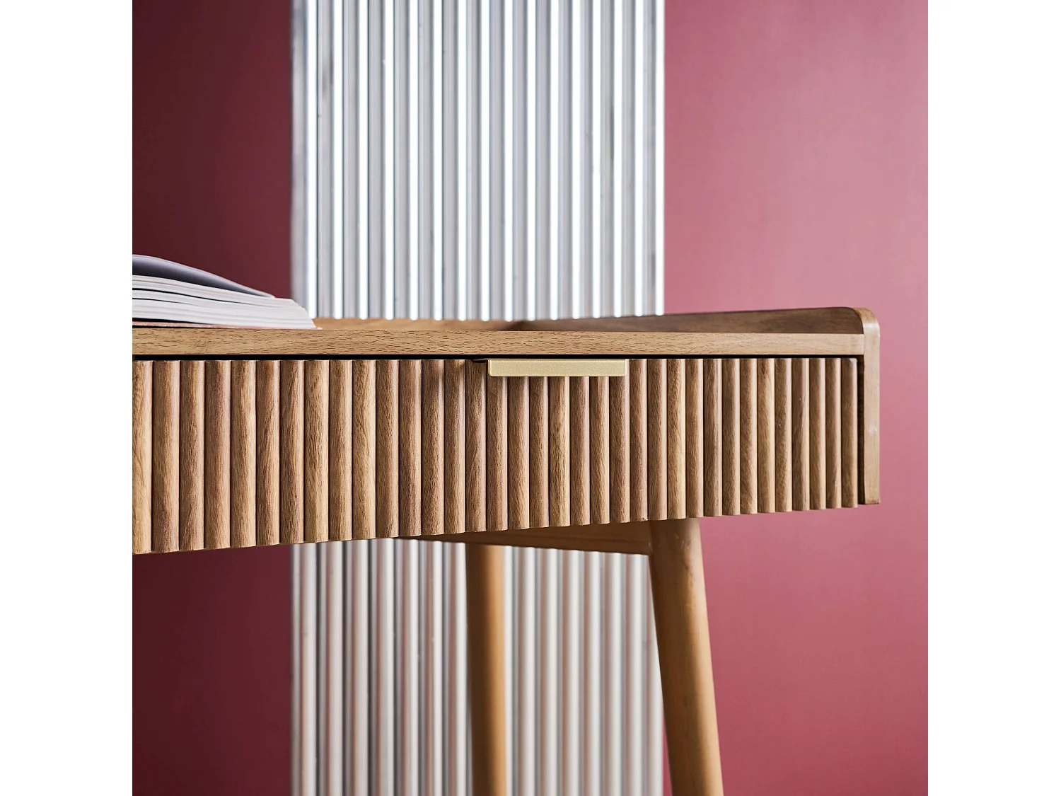 Bureau décor bois de manguier rainuré 2 tiroirs - 110 x 55 x 79.5 cm - Celian