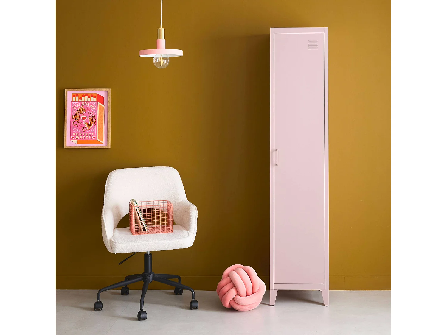 Armoire chambre en acier rose. 4 espaces de rangement. casier