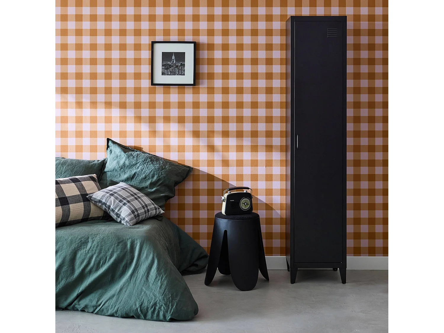 Armoire chambre en acier noir. 4 espaces de rangement. casier