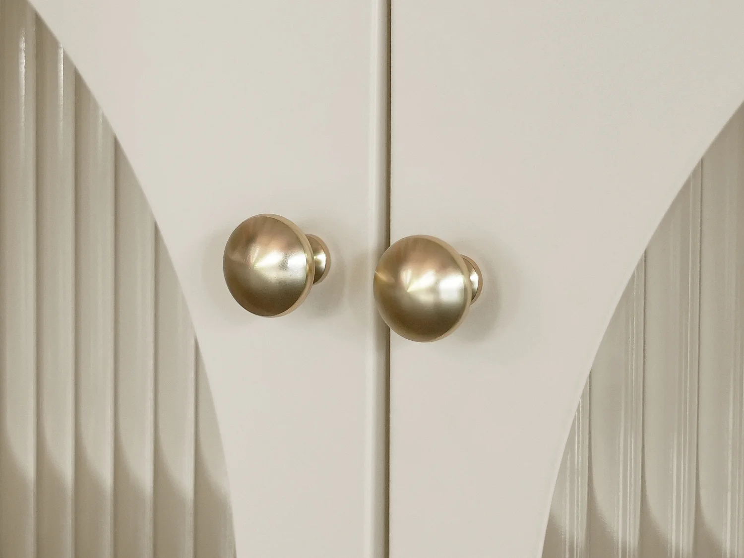 Meuble TV avec 2 portes et 2 tiroirs en métal et verre trempé cannelé - Beige et doré - ZAVEYRA