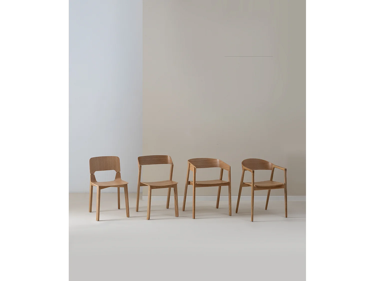 Lot de 4 fauteuils en contreplaqué de chêne