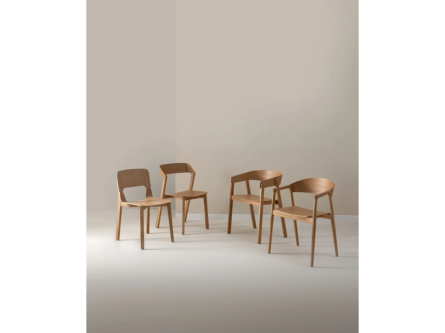 Lot de 4 chaises en contreplaqué de chêne