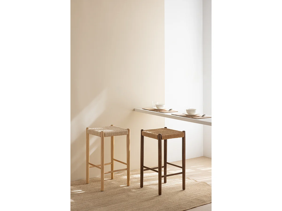Lot de 2 tabourets en bois de frêne couleur noyer avec assise tressée