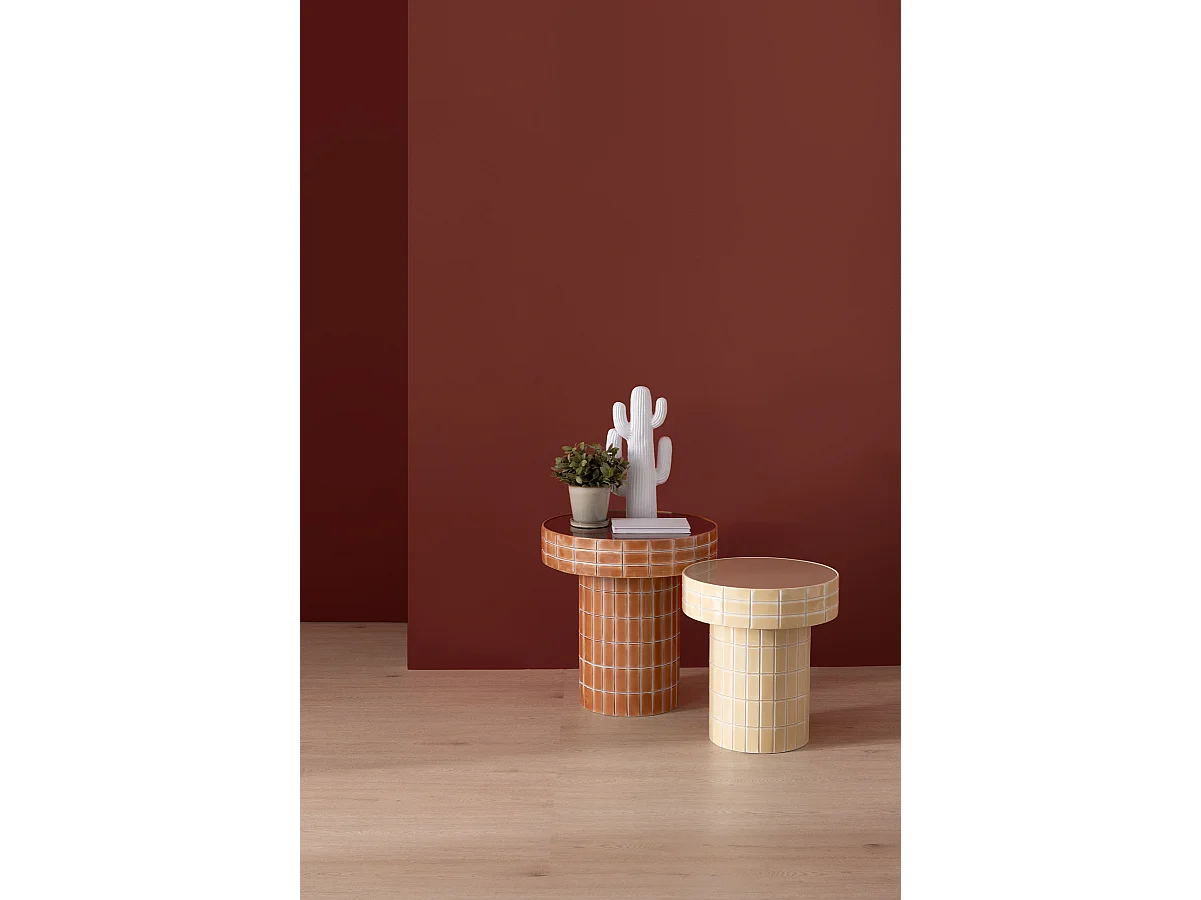 Table d'appoint en métal terracotta avec plateau en verre