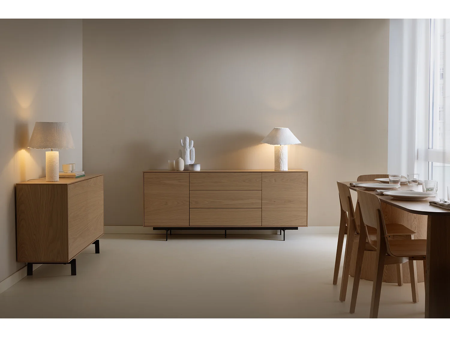 Buffet 2 portes plaqué chêne naturel avec pieds métalliques noirs