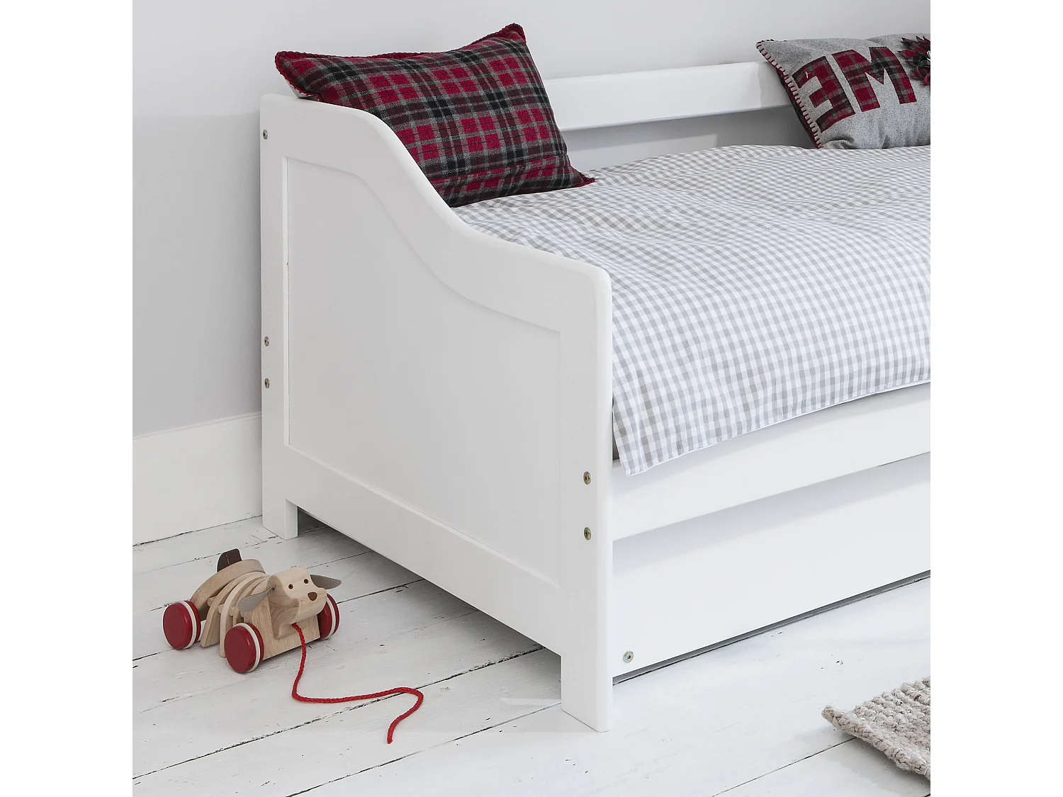 Noa & Nani Hove Day Bed with Pullout Trundle in White