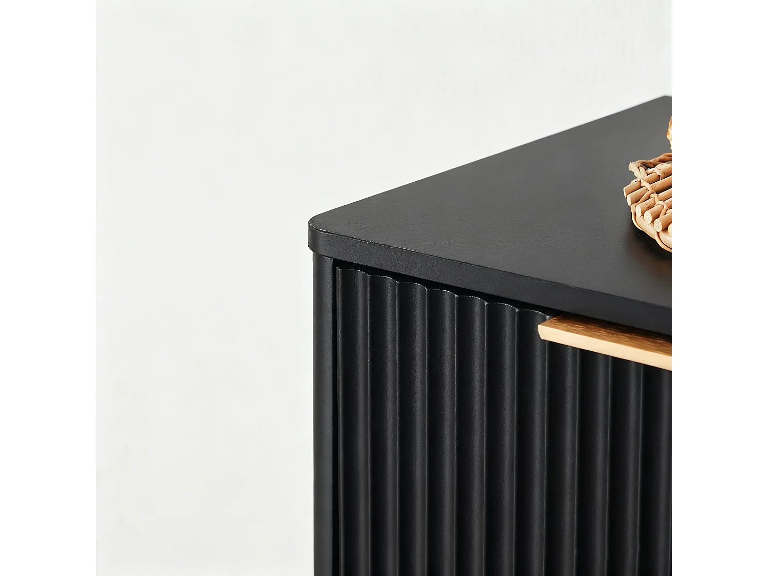 Buffet noir 4 portes façade ondulé et détails dorés 150x40x70,5cm