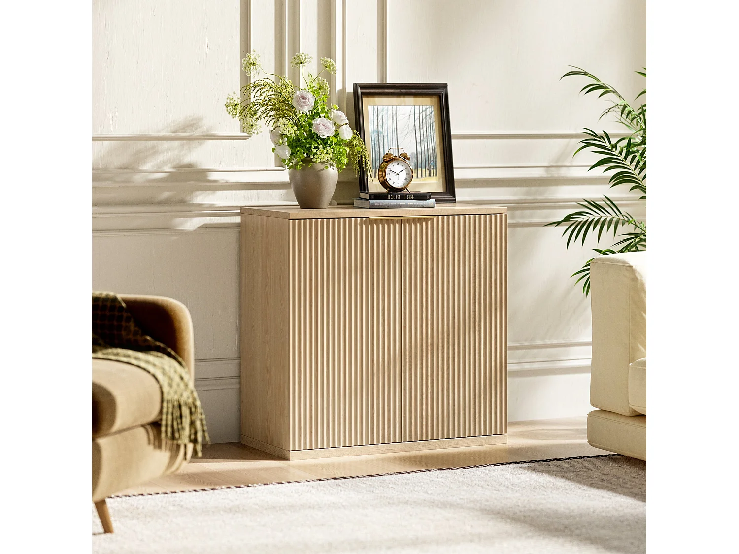 Buffet effet bois clair façade cannelée et finition dorée 80x40x80 cm