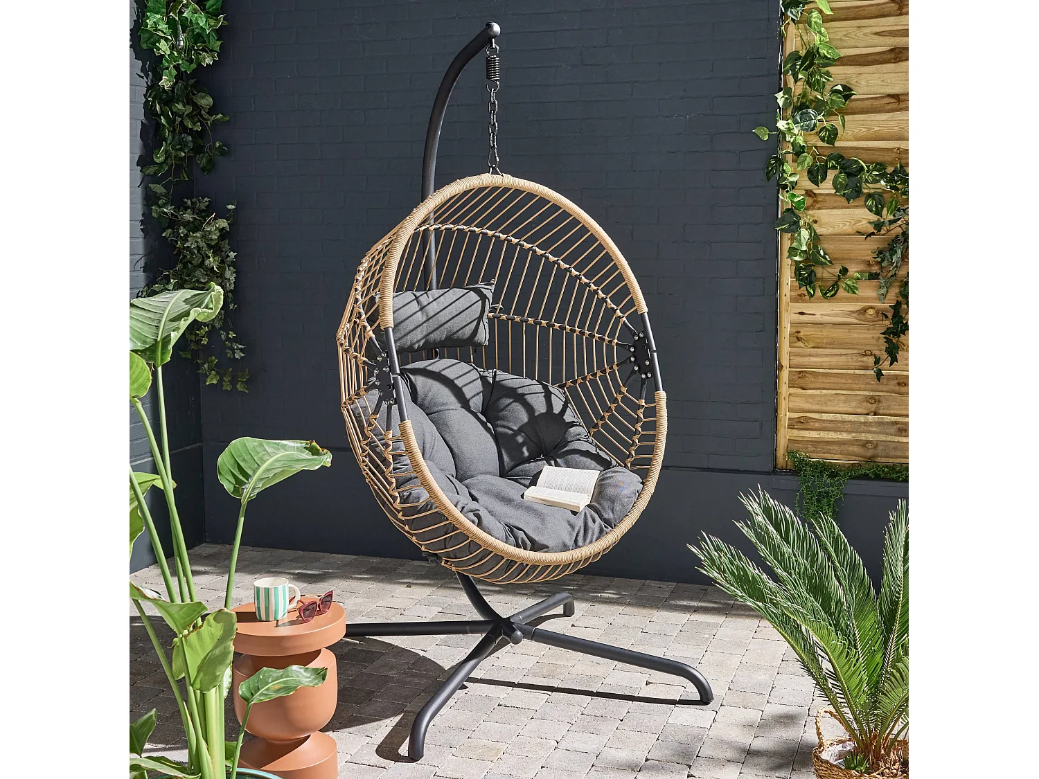 Sillón colgante de jardín tipo huevo de acero y poliéster beige