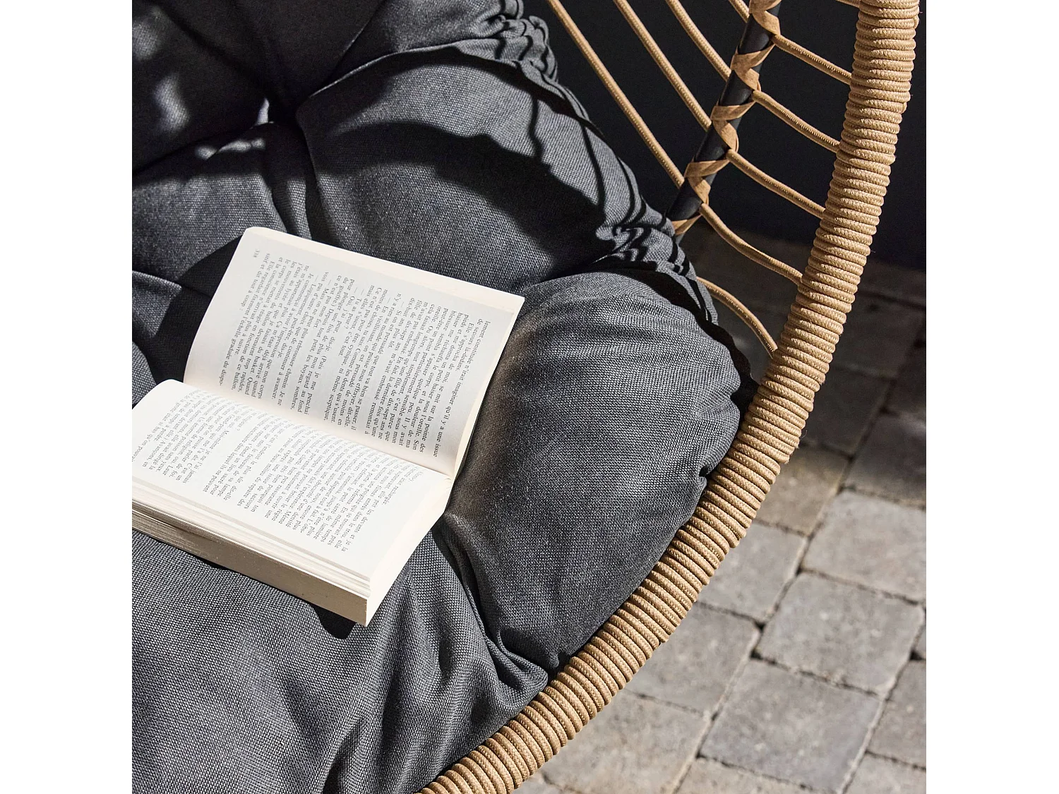 Sillón colgante de jardín tipo huevo de acero y poliéster beige