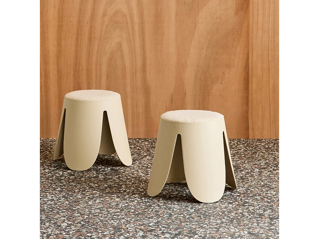 Sgabello impilabile per bambini in bouclé testurizzato, set di 2,