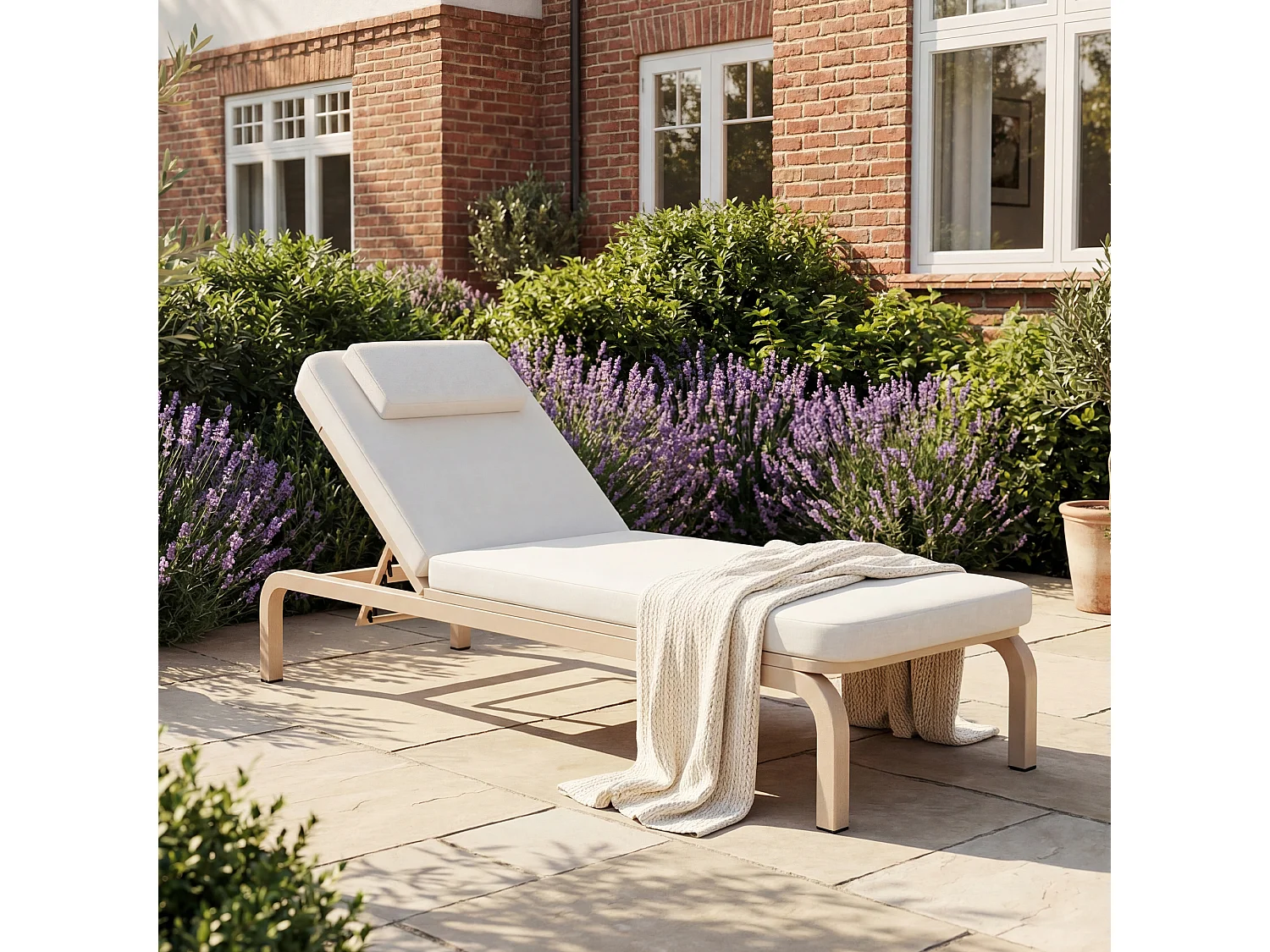 Leżak ogrodowy pojedynczy - regulowane oparcie (5 pozycji), z rozsuwanym stolikiem bocznym i zagłówkiem - Beżowy