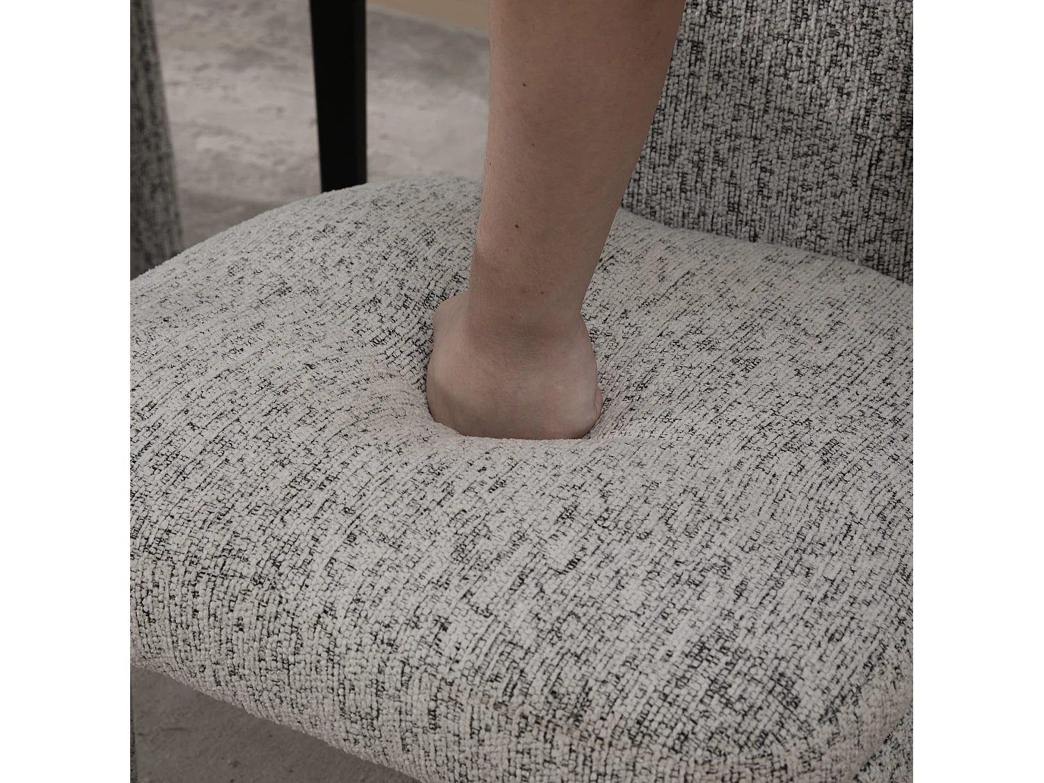 Lot de 2 chaises en chenille avec pieds en hévéa - Blanc et noir