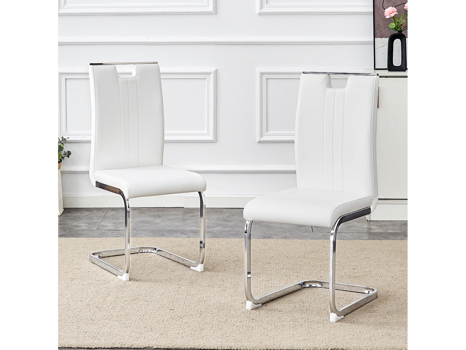 Set van 2 witte stoelen van PU-kunstleer met zilverkleurig metalen frame.