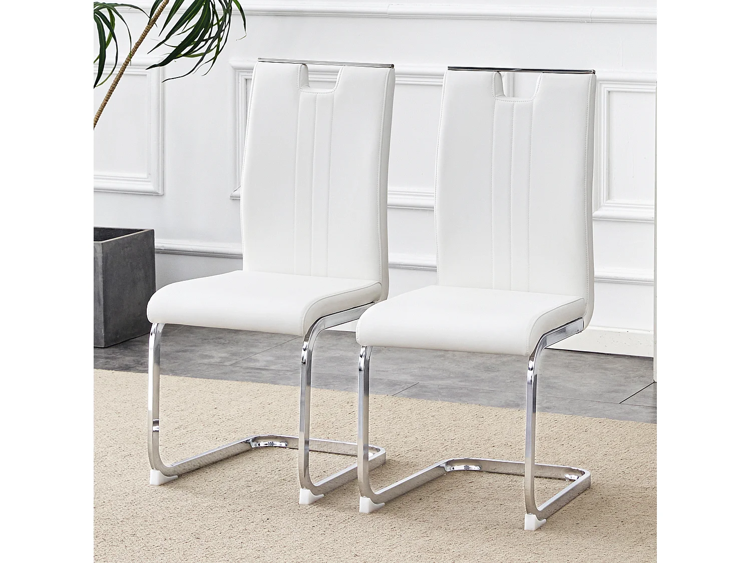 Set van 2 witte stoelen van PU-kunstleer met zilverkleurig metalen frame.