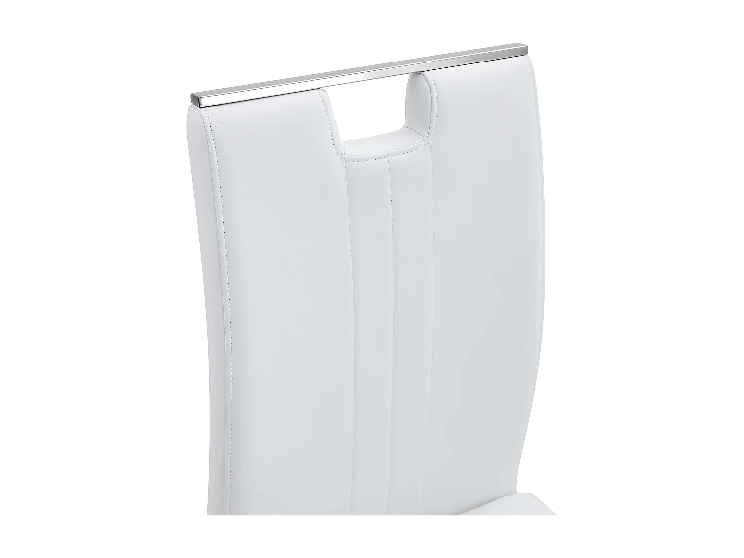 Set van 2 witte stoelen van PU-kunstleer met zilverkleurig metalen frame.