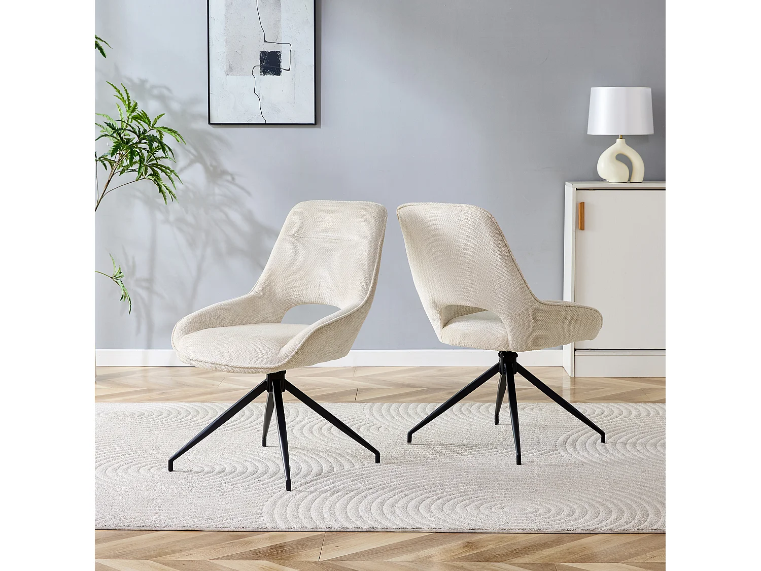 Set van 2 draaibare eetkamerstoelen in beige stof en zwart metaal.