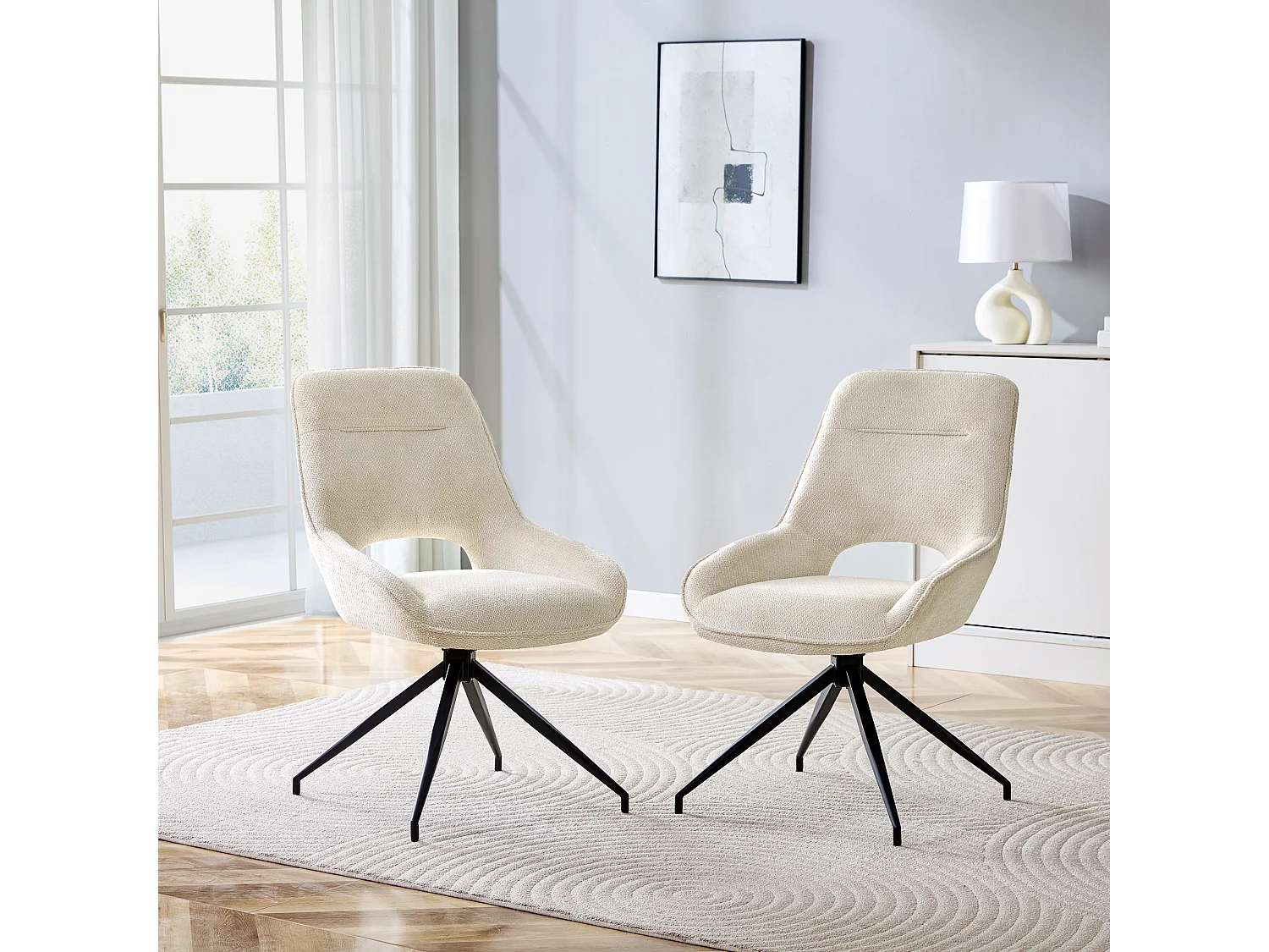 Set van 2 draaibare eetkamerstoelen in beige stof en zwart metaal.