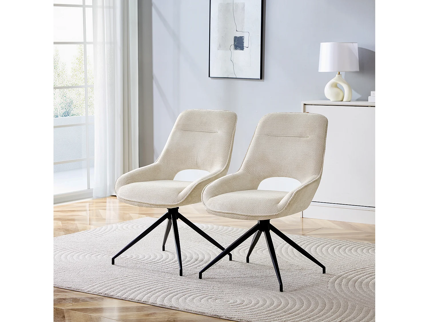 Set van 2 draaibare eetkamerstoelen in beige stof en zwart metaal.