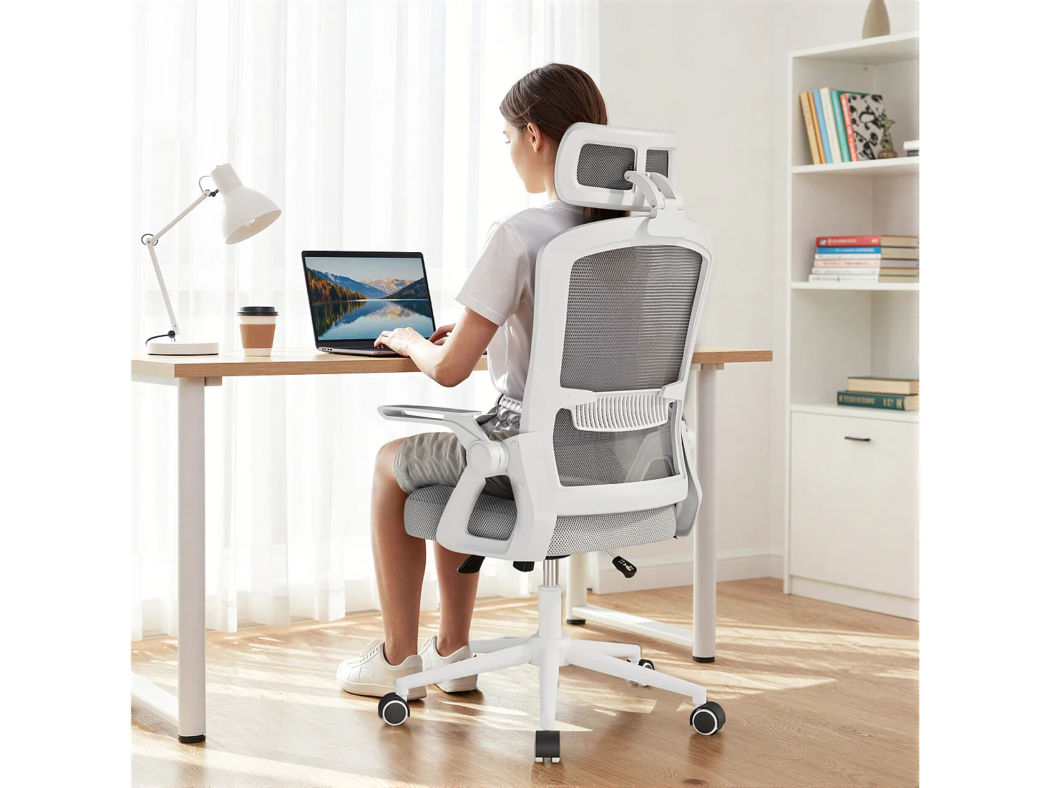 Chaise de bureau ergonomique avec appui-tête réglable, dossier haut en maille, accoudoirs rabattables, soutien lombaire et piètement pivotant