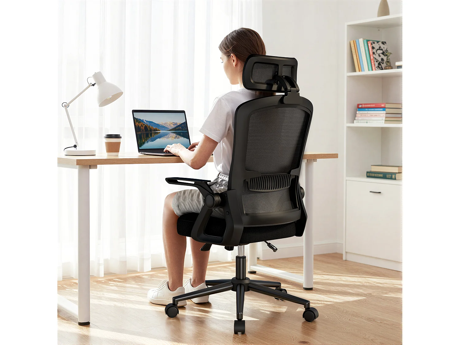 Chaise de bureau ergonomique avec appui-tête réglable, dossier haut en maille, accoudoirs rabattables, soutien lombaire et piètement pivotant