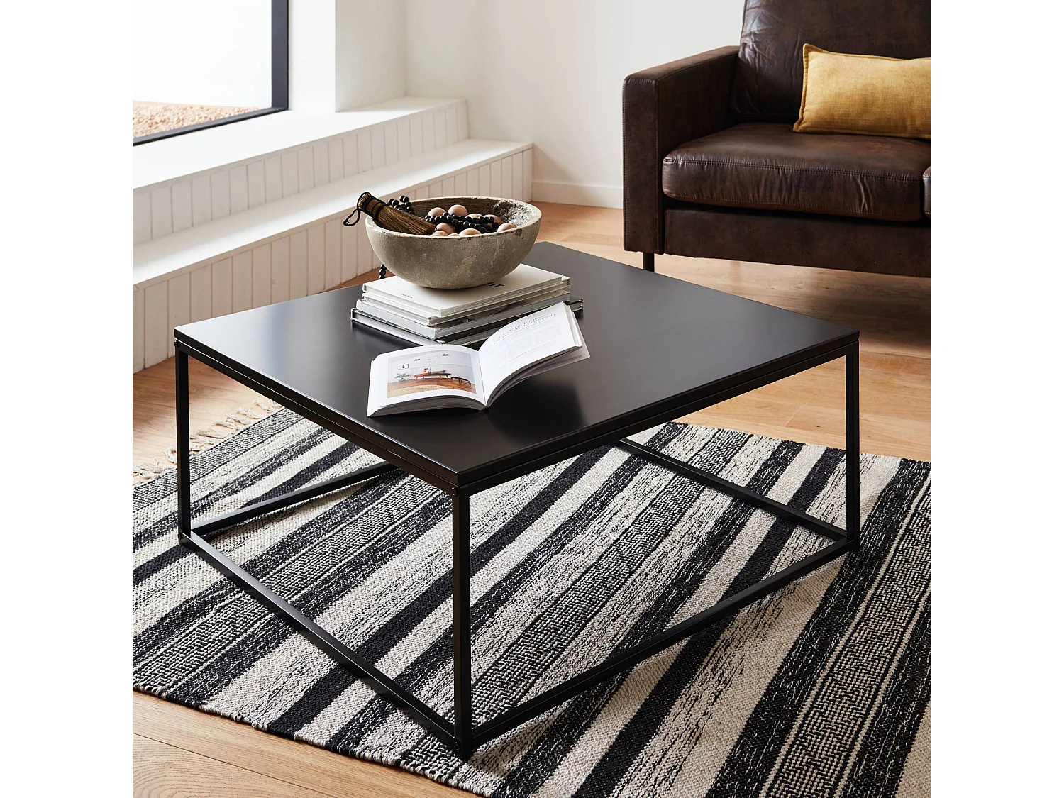 Table basse. Industrielle. structure métal noir. L 80 x l 80 x H 36cm