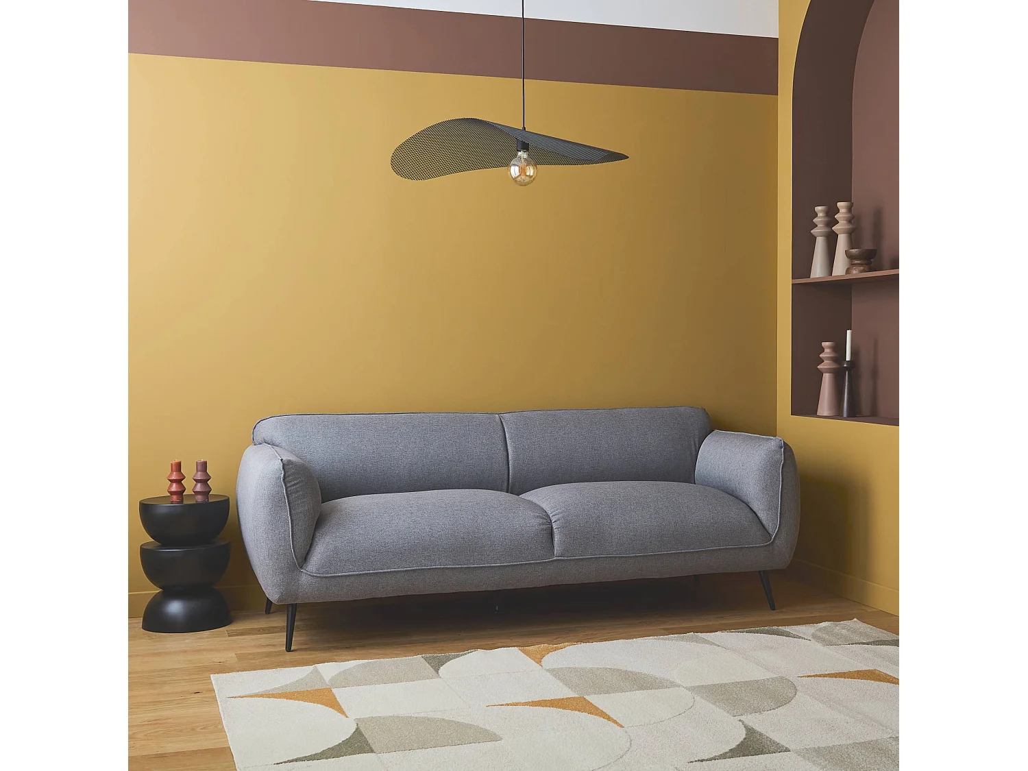 Sofá en tela con patas de metal,  3 plazas  gris claro