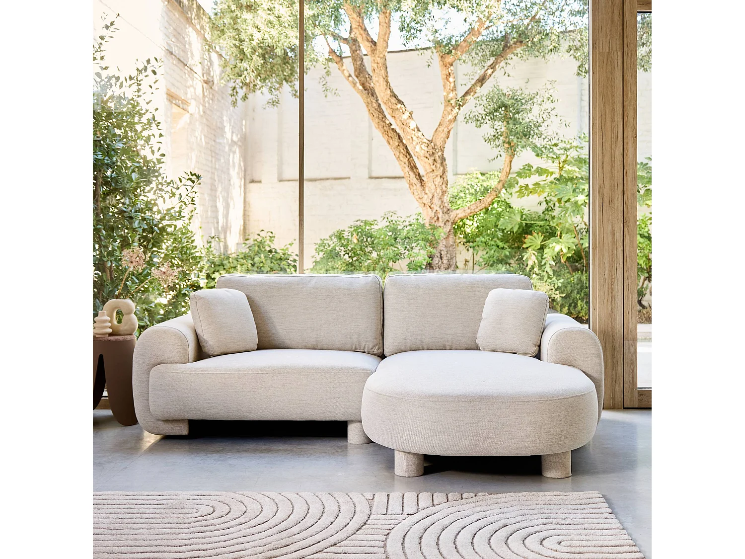 Sofá esquinero derecha de tela liso con patas redondas, 3 plazas crema